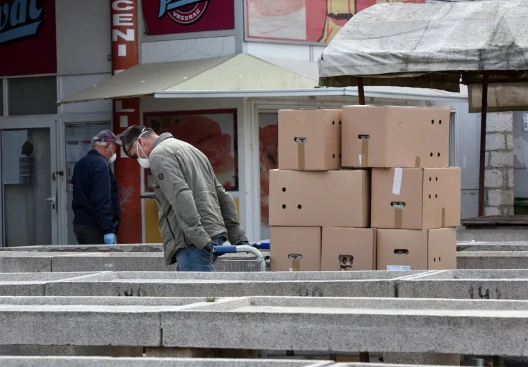 Na šibenskoj tržnici po odluci Stožera civilne zaštite otvorene su trgovine uz strogo pridržavanje mjera sigurnosti. Iscrtane su crte minimalne razdaljine među kupcima, postavljena su sredstva za dezinficiranje i upozorenja o maksimalnom broju kupaca u trgovinama i mesnicama