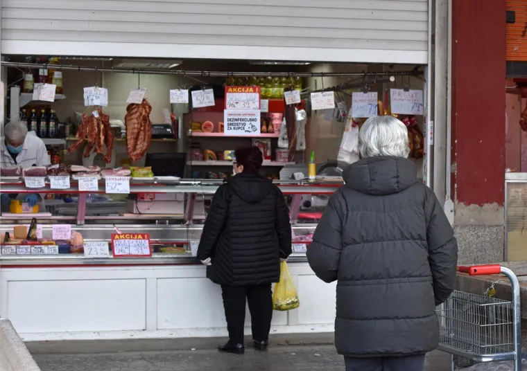 Na šibenskoj tržnici po odluci Stožera civilne zaštite otvorene su trgovine uz strogo pridržavanje mjera sigurnosti. Iscrtane su crte minimalne razdaljine među kupcima, postavljena su sredstva za dezinficiranje i upozorenja o maksimalnom broju kupaca u trgovinama i mesnicama