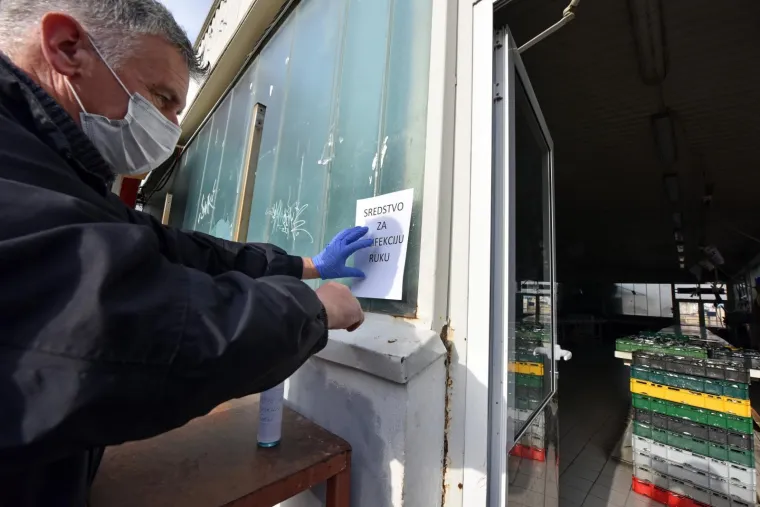 Na šibenskoj tržnici po odluci Stožera civilne zaštite otvorene su trgovine uz strogo pridržavanje mjera sigurnosti. Iscrtane su crte minimalne razdaljine među kupcima, postavljena su sredstva za dezinficiranje i upozorenja o maksimalnom broju kupaca u trgovinama i mesnicama