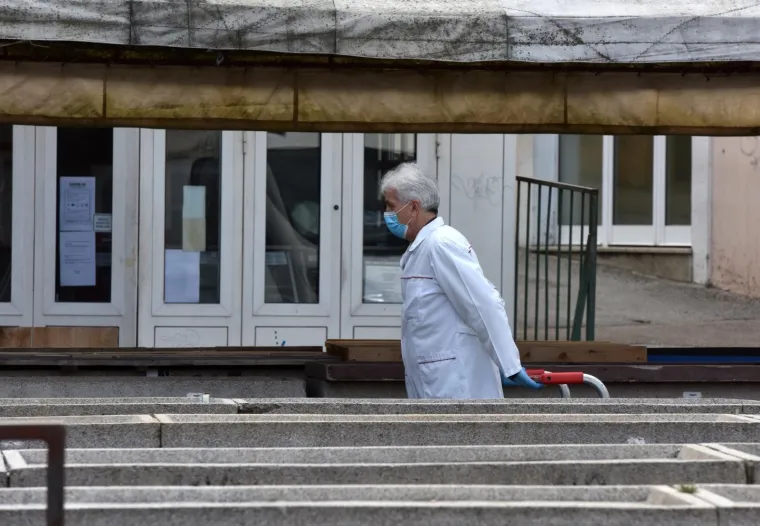 Na šibenskoj tržnici po odluci Stožera civilne zaštite otvorene su trgovine uz strogo pridržavanje mjera sigurnosti. Iscrtane su crte minimalne razdaljine među kupcima, postavljena su sredstva za dezinficiranje i upozorenja o maksimalnom broju kupaca u trgovinama i mesnicama