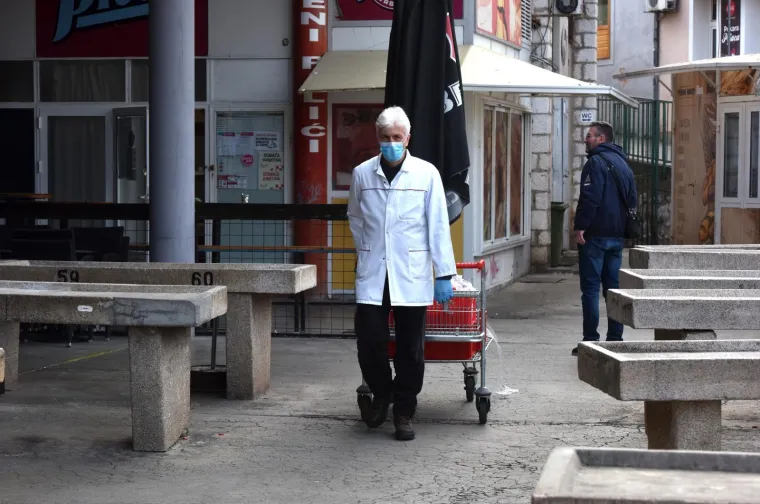 Na šibenskoj tržnici po odluci Stožera civilne zaštite otvorene su trgovine uz strogo pridržavanje mjera sigurnosti. Iscrtane su crte minimalne razdaljine među kupcima, postavljena su sredstva za dezinficiranje i upozorenja o maksimalnom broju kupaca u trgovinama i mesnicama