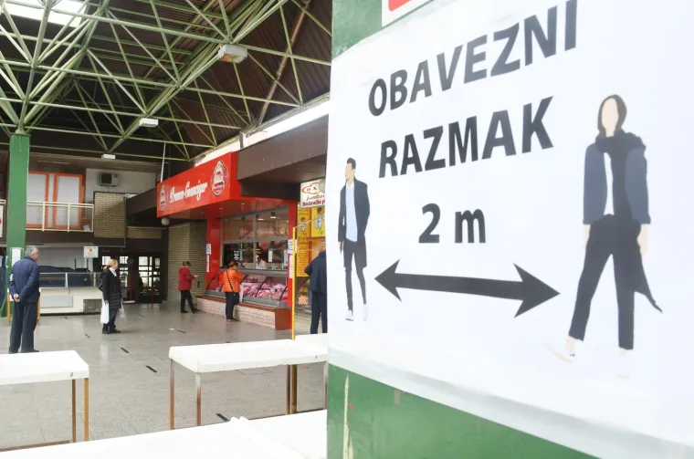 Na Gradskoj tržnici u Sisku rade zatvoreni objekti, većinom mesnice, uz stroge sigurnosne mjere kojih se uglavnom svi pridržavaju