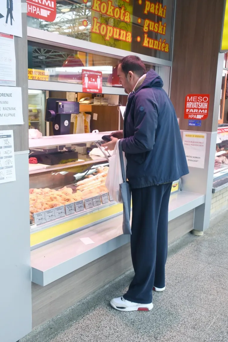 Na Gradskoj tržnici u Sisku rade zatvoreni objekti, većinom mesnice, uz stroge sigurnosne mjere kojih se uglavnom svi pridržavaju