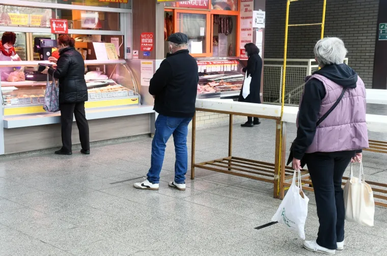 Na Gradskoj tržnici u Sisku rade zatvoreni objekti, većinom mesnice, uz stroge sigurnosne mjere kojih se uglavnom svi pridržavaju