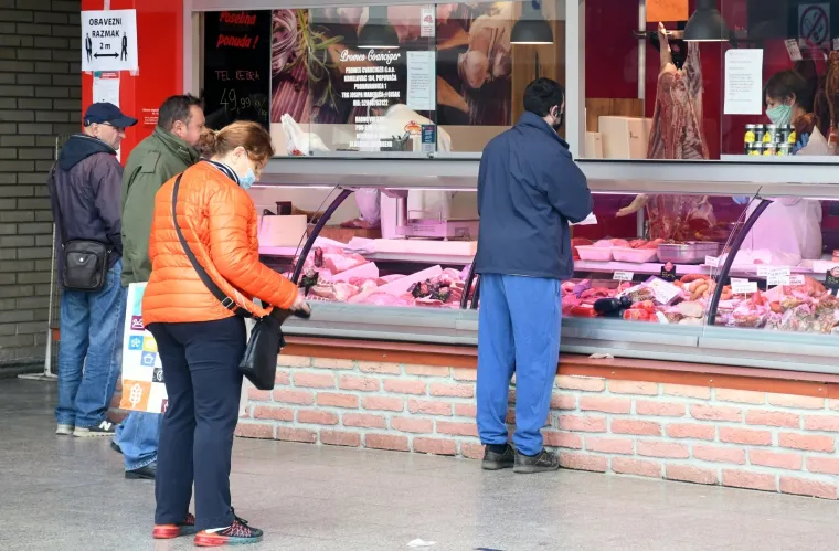 Na Gradskoj tržnici u Sisku rade zatvoreni objekti, većinom mesnice, uz stroge sigurnosne mjere kojih se uglavnom svi pridržavaju