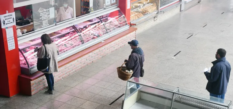 Na Gradskoj tržnici u Sisku rade zatvoreni objekti, većinom mesnice, uz stroge sigurnosne mjere kojih se uglavnom svi pridržavaju