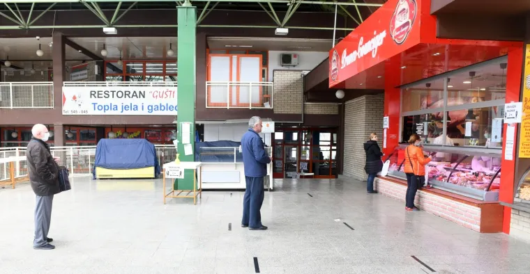 Na Gradskoj tržnici u Sisku rade zatvoreni objekti, većinom mesnice, uz stroge sigurnosne mjere kojih se uglavnom svi pridržavaju