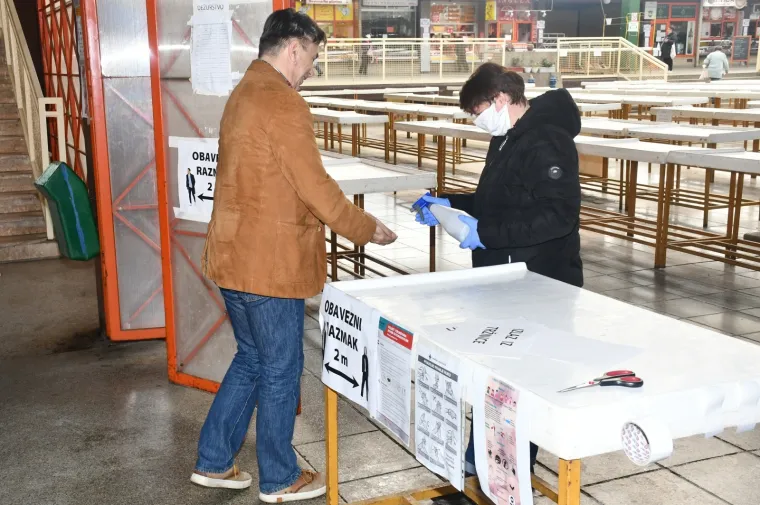 Na Gradskoj tržnici u Sisku rade zatvoreni objekti, većinom mesnice, uz stroge sigurnosne mjere kojih se uglavnom svi pridržavaju