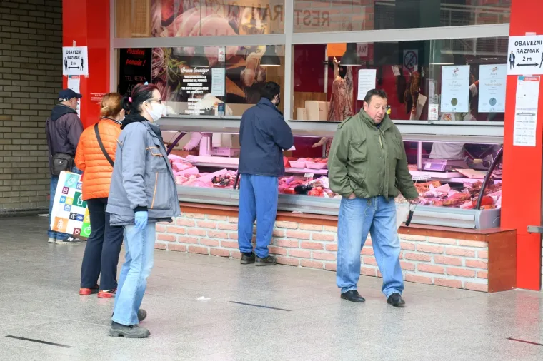 Na Gradskoj tržnici u Sisku rade zatvoreni objekti, većinom mesnice, uz stroge sigurnosne mjere kojih se uglavnom svi pridržavaju