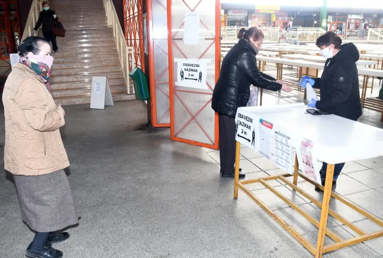 Na Gradskoj tržnici u Sisku rade zatvoreni objekti, većinom mesnice, uz stroge sigurnosne mjere kojih se uglavnom svi pridržavaju