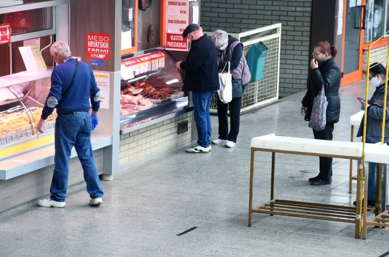 Na Gradskoj tržnici u Sisku rade zatvoreni objekti, većinom mesnice, uz stroge sigurnosne mjere kojih se uglavnom svi pridržavaju