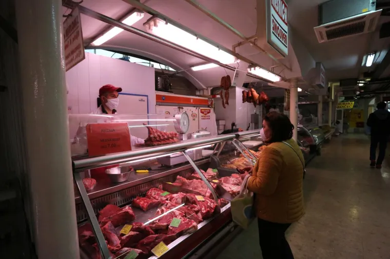 Danas su otvoreni pojedini trgovački objekti u paviljonima u sklopu gradske tržnice. Otvorena je i ribarnica, ali su je djelatnici Civilne za&scaron;tite morali zatvoriti zbog nedovoljnih mjera za&scaron;tite na prodajnim mjestima