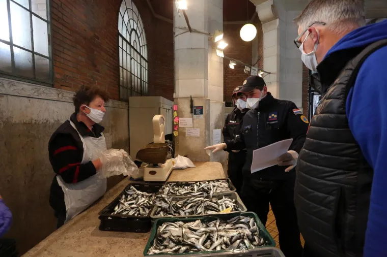 Danas su otvoreni pojedini trgovački objekti u paviljonima u sklopu gradske tržnice. Otvorena je i ribarnica, ali su je djelatnici Civilne za&scaron;tite morali zatvoriti zbog nedovoljnih mjera za&scaron;tite na prodajnim mjestima