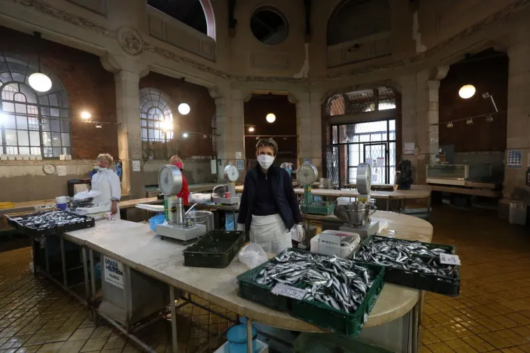 Danas su otvoreni pojedini trgovački objekti u paviljonima u sklopu gradske tržnice. Otvorena je i ribarnica, ali su je djelatnici Civilne za&scaron;tite morali zatvoriti zbog nedovoljnih mjera za&scaron;tite na prodajnim mjestima