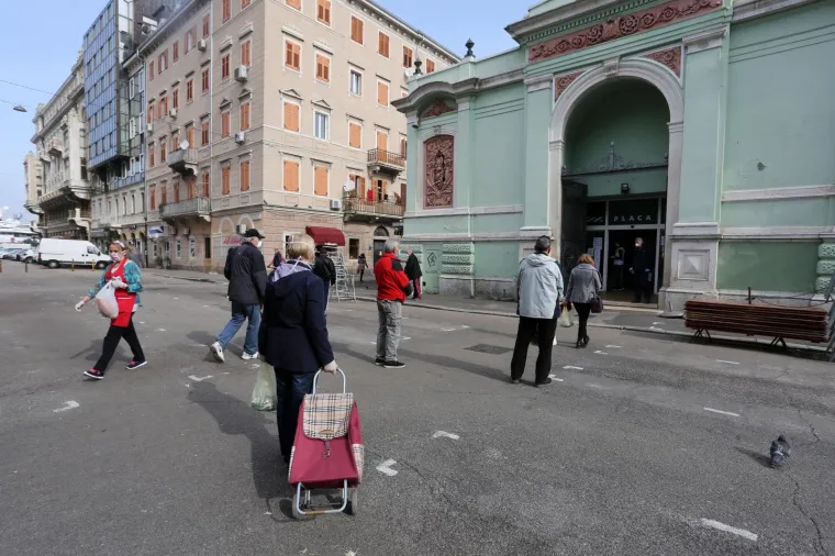 Danas su otvoreni pojedini trgovački objekti u paviljonima u sklopu gradske tržnice. Otvorena je i ribarnica, ali su je djelatnici Civilne za&scaron;tite morali zatvoriti zbog nedovoljnih mjera za&scaron;tite na prodajnim mjestima