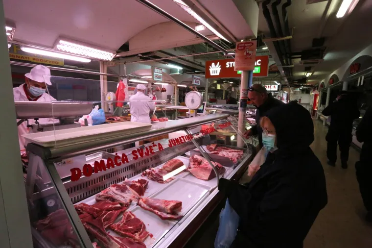 Danas su otvoreni pojedini trgovački objekti u paviljonima u sklopu gradske tržnice. Otvorena je i ribarnica, ali su je djelatnici Civilne za&scaron;tite morali zatvoriti zbog nedovoljnih mjera za&scaron;tite na prodajnim mjestima