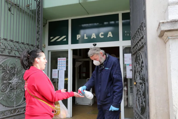 Danas su otvoreni pojedini trgovački objekti u paviljonima u sklopu gradske tržnice. Otvorena je i ribarnica, ali su je djelatnici Civilne za&scaron;tite morali zatvoriti zbog nedovoljnih mjera za&scaron;tite na prodajnim mjestima