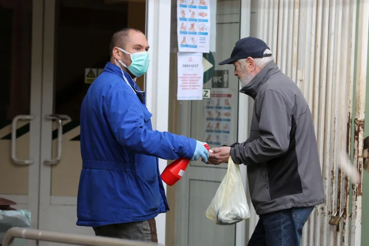 Danas su otvoreni pojedini trgovački objekti u paviljonima u sklopu gradske tržnice. Otvorena je i ribarnica, ali su je djelatnici Civilne za&scaron;tite morali zatvoriti zbog nedovoljnih mjera za&scaron;tite na prodajnim mjestima