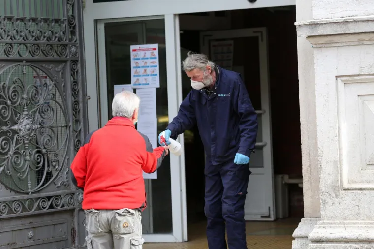 Danas su otvoreni pojedini trgovački objekti u paviljonima u sklopu gradske tržnice. Otvorena je i ribarnica, ali su je djelatnici Civilne za&scaron;tite morali zatvoriti zbog nedovoljnih mjera za&scaron;tite na prodajnim mjestima