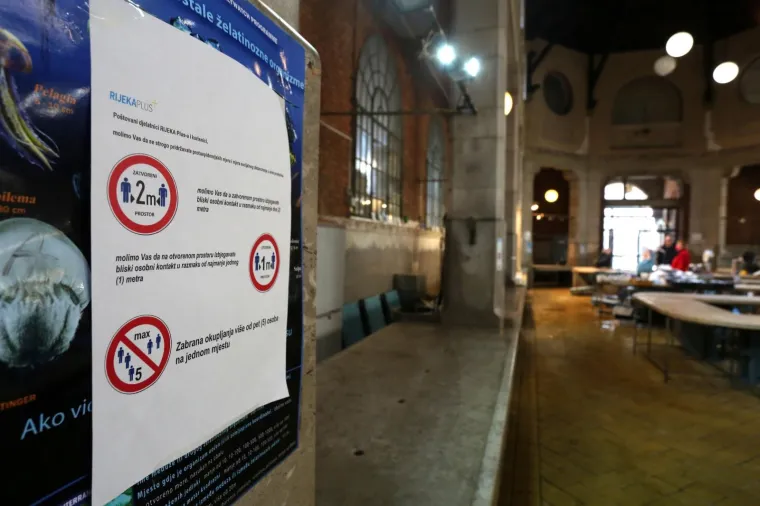 Danas su otvoreni pojedini trgovački objekti u paviljonima u sklopu gradske tržnice. Otvorena je i ribarnica, ali su je djelatnici Civilne za&scaron;tite morali zatvoriti zbog nedovoljnih mjera za&scaron;tite na prodajnim mjestima