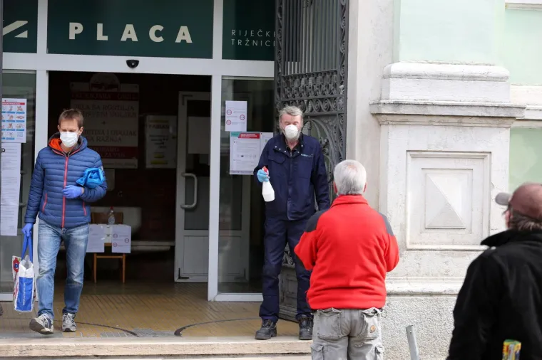 Danas su otvoreni pojedini trgovački objekti u paviljonima u sklopu gradske tržnice. Otvorena je i ribarnica, ali su je djelatnici Civilne za&scaron;tite morali zatvoriti zbog nedovoljnih mjera za&scaron;tite na prodajnim mjestima