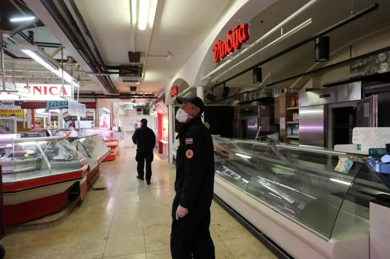 Danas su otvoreni pojedini trgovački objekti u paviljonima u sklopu gradske tržnice. Otvorena je i ribarnica, ali su je djelatnici Civilne za&scaron;tite morali zatvoriti zbog nedovoljnih mjera za&scaron;tite na prodajnim mjestima