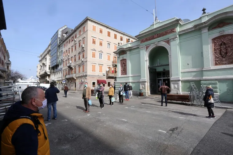 Danas su otvoreni pojedini trgovački objekti u paviljonima u sklopu gradske tržnice. Otvorena je i ribarnica, ali su je djelatnici Civilne za&scaron;tite morali zatvoriti zbog nedovoljnih mjera za&scaron;tite na prodajnim mjestima