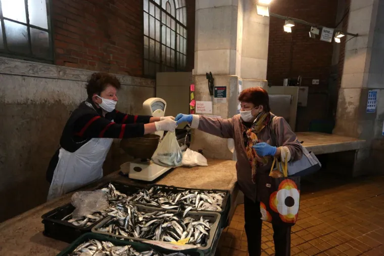 Danas su otvoreni pojedini trgovački objekti u paviljonima u sklopu gradske tržnice. Otvorena je i ribarnica, ali su je djelatnici Civilne za&scaron;tite morali zatvoriti zbog nedovoljnih mjera za&scaron;tite na prodajnim mjestima