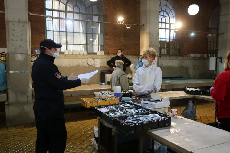 Danas su otvoreni pojedini trgovački objekti u paviljonima u sklopu gradske tržnice. Otvorena je i ribarnica, ali su je djelatnici Civilne za&scaron;tite morali zatvoriti zbog nedovoljnih mjera za&scaron;tite na prodajnim mjestima