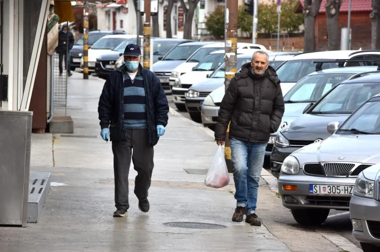 Na &scaron;ibenskoj tržnici po odluci Stožera civilne za&scaron;tite otvorene su trgovine uz strogo pridržavanje mjera sigurnosti. Iscrtane su crte minimalne razdaljine među kupcima, postavljena su sredstva za dezinficiranje i upozorenja o maksimalnom broju kupaca u trgovinama i mesnicama