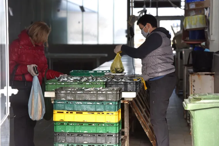 Na &scaron;ibenskoj tržnici po odluci Stožera civilne za&scaron;tite otvorene su trgovine uz strogo pridržavanje mjera sigurnosti. Iscrtane su crte minimalne razdaljine među kupcima, postavljena su sredstva za dezinficiranje i upozorenja o maksimalnom broju kupaca u trgovinama i mesnicama