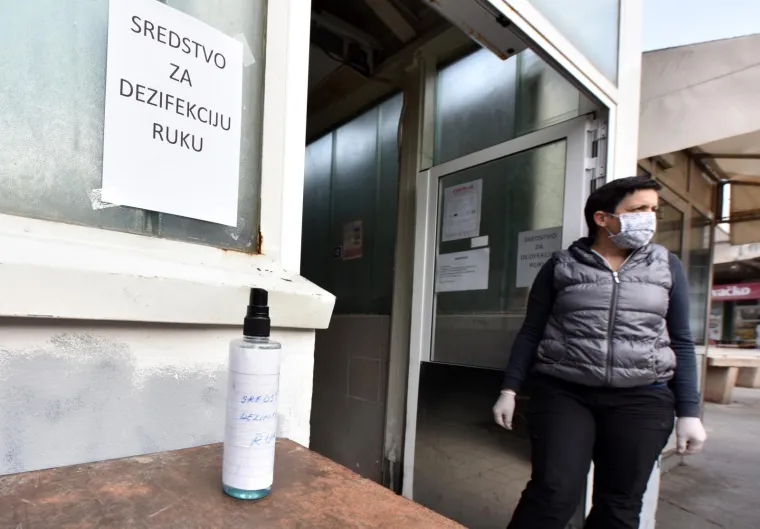 Na &scaron;ibenskoj tržnici po odluci Stožera civilne za&scaron;tite otvorene su trgovine uz strogo pridržavanje mjera sigurnosti. Iscrtane su crte minimalne razdaljine među kupcima, postavljena su sredstva za dezinficiranje i upozorenja o maksimalnom broju kupaca u trgovinama i mesnicama