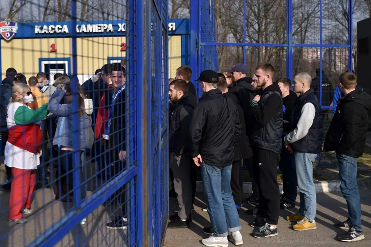 Ulasci su sporiji zbog rigorozne kontrole, odnosno mjera koje su uvedene u samoj zemlji zbog pandemije koronavirusa. No, ako primjećujete, svi su nabijeni jedni na druge, &scaron;to nije nikako dobro. Nitko ne po&scaron;tuje razmak od barem dva metra, a upravo takve nagužvane situacije pogodne su za &scaron;irenje zaraze koronavirusom.