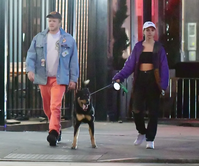 Glumicu i poduzetnicu Emily Ratajkowski objektiv fotoaparata uhvatio je dok je sa suprugom Sebastianom Bear-McClardom šetala psa u New Yorku. Foto: Profimedia