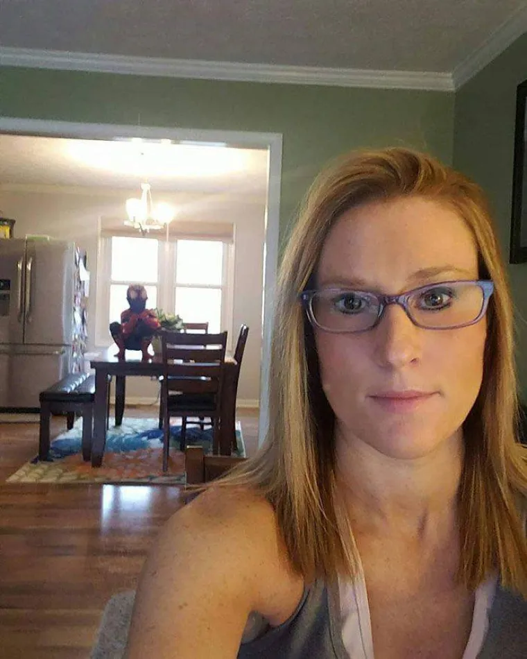 'TE&Scaron;KO JE RADITI KADA TI NA STOLU ČUČI 6-GODI&Scaron;NJI SPIDERMAN': Roditelji će se bolno prepoznati u fotkama iz izolacije