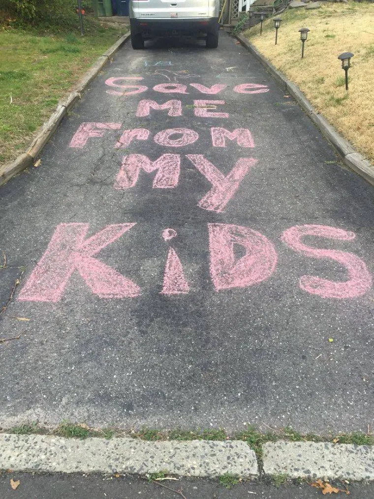'TE&Scaron;KO JE RADITI KADA TI NA STOLU ČUČI 6-GODI&Scaron;NJI SPIDERMAN': Roditelji će se bolno prepoznati u fotkama iz izolacije