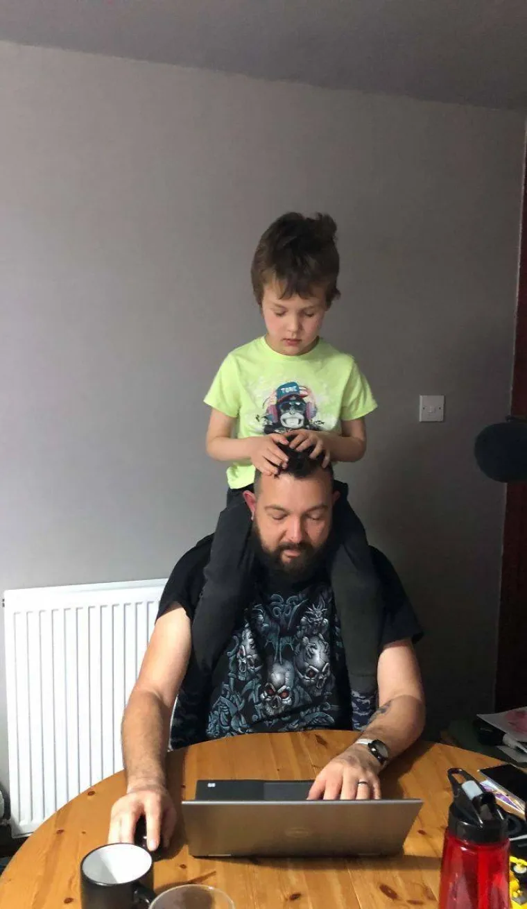 'TE&Scaron;KO JE RADITI KADA TI NA STOLU ČUČI 6-GODI&Scaron;NJI SPIDERMAN': Roditelji će se bolno prepoznati u fotkama iz izolacije