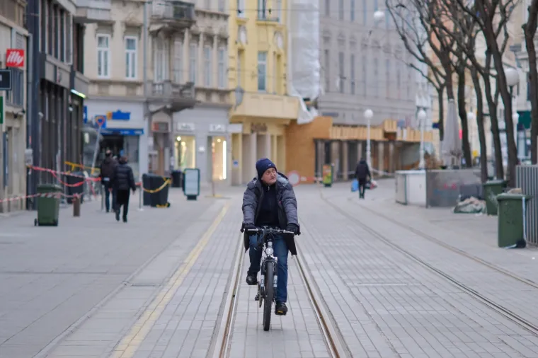 Sablasno prazan Zagreb na kakvog se te&scaron;ko naviknuti: Potres i koronavirus 'ubili' život na ulicama i trgovima