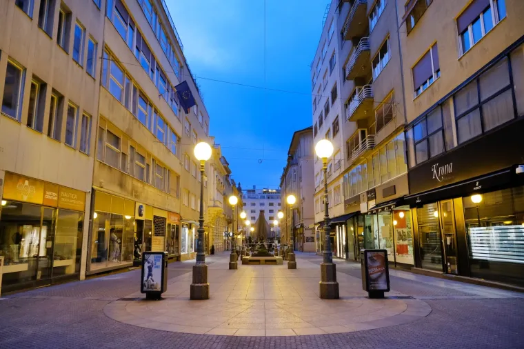 Sablasno prazan Zagreb na kakvog se te&scaron;ko naviknuti: Potres i koronavirus 'ubili' život na ulicama i trgovima