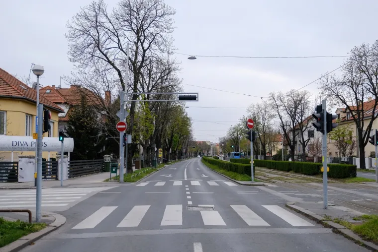 Sablasno prazan Zagreb na kakvog se te&scaron;ko naviknuti: Potres i koronavirus 'ubili' život na ulicama i trgovima