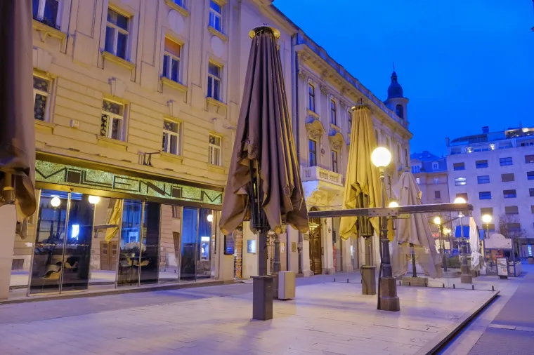 Sablasno prazan Zagreb na kakvog se te&scaron;ko naviknuti: Potres i koronavirus 'ubili' život na ulicama i trgovima