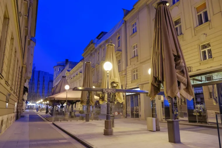 Sablasno prazan Zagreb na kakvog se te&scaron;ko naviknuti: Potres i koronavirus 'ubili' život na ulicama i trgovima