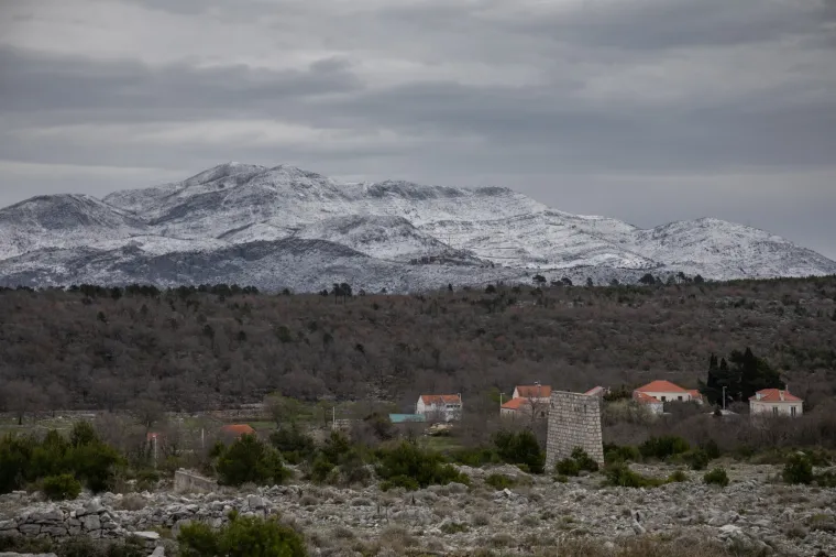 Eto i to smo doživjeli! 1. je travnja, a okolicu Dubrovnika zabijelio je - snijeg!