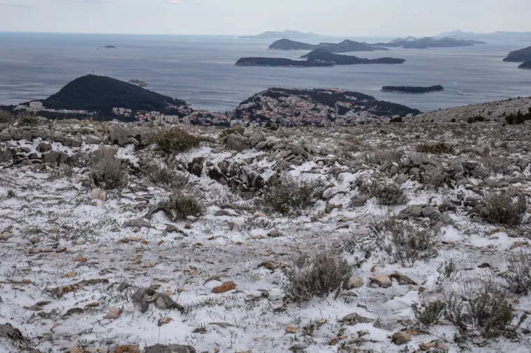 Eto i to smo doživjeli! 1. je travnja, a okolicu Dubrovnika zabijelio je - snijeg!