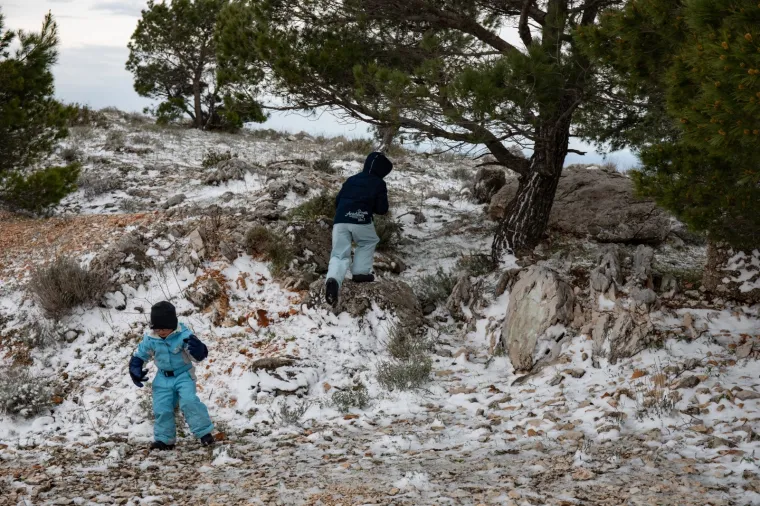 Eto i to smo doživjeli! 1. je travnja, a okolicu Dubrovnika zabijelio je - snijeg!