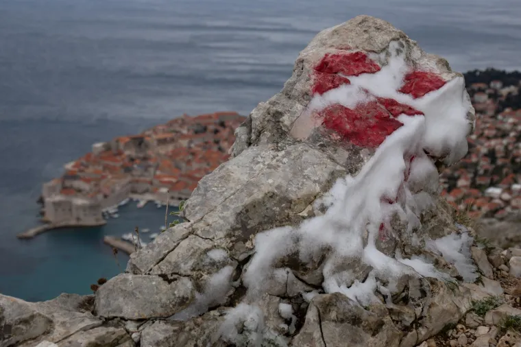 Eto i to smo doživjeli! 1. je travnja, a okolicu Dubrovnika zabijelio je - snijeg!