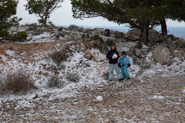 Eto i to smo doživjeli! 1. je travnja, a okolicu Dubrovnika zabijelio je - snijeg!