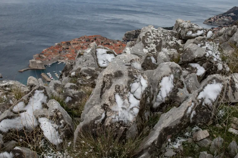 Eto i to smo doživjeli! 1. je travnja, a okolicu Dubrovnika zabijelio je - snijeg!