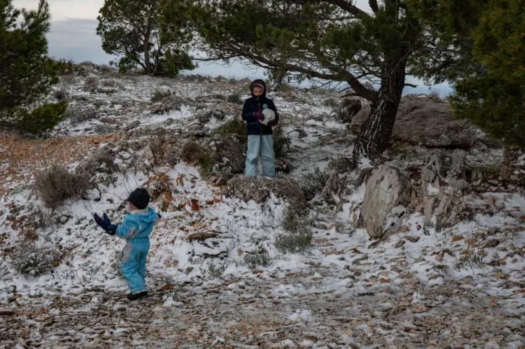 Eto i to smo doživjeli! 1. je travnja, a okolicu Dubrovnika zabijelio je - snijeg!