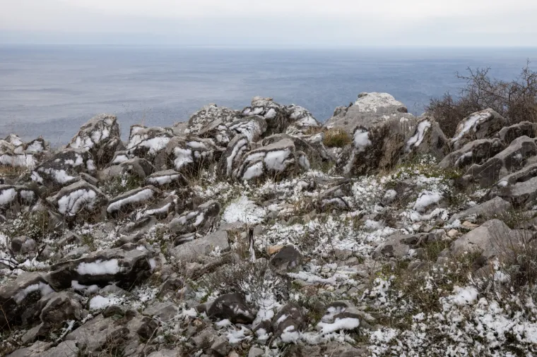 Eto i to smo doživjeli! 1. je travnja, a okolicu Dubrovnika zabijelio je - snijeg!